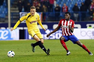 epa05073297 Atletico Madrid's Ghanaian midfielder Thomas Partey (R) in action against Reus' striker Edgar (L) during the Spanish King's Cup round of 32 second leg soccer match between Atletico Madrid and CF Reus at Vicente Calderon stadium in Madrid, Spain, 17 December 2015. EPA/MARISCAL