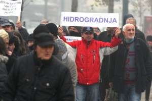SARAJEVO, 14. decembara (FENA) - Oko 50 radnika Hidrogradnje okupilo se danas ispred zgrade Vlade Federacije BiH u Sarajevu, od koje, kao većinskog vlasnika kompanije, traže da riješi njihove probleme. Foto FENA/Emir Burlovic